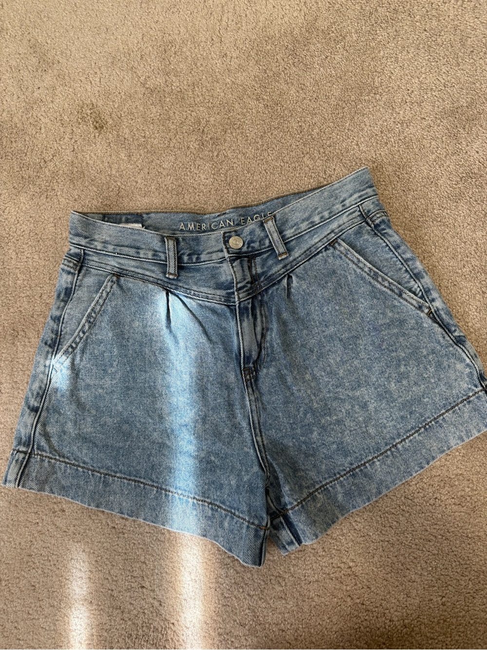 American Eagle Women’s Mom Short Denim Shorts Size 4 🦋